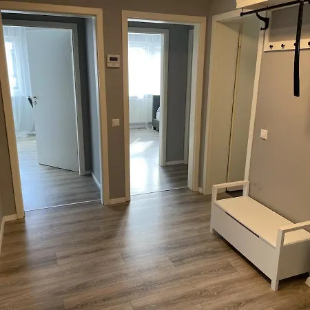 4 Bedroom Large Near Messe דירה