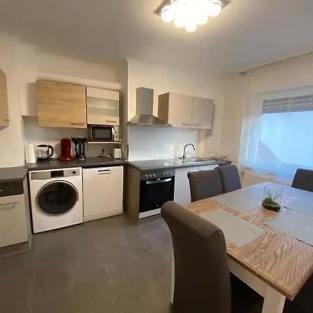 4 Bedroom Large Near Messe アパート *